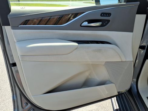 Certified 2022 Cadillac Escalade ESV Premium Luxury Platinum AWD/4WD image 20