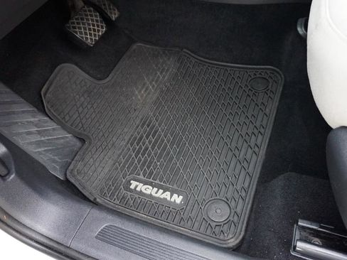 Used 2020 Volkswagen Tiguan S image 29