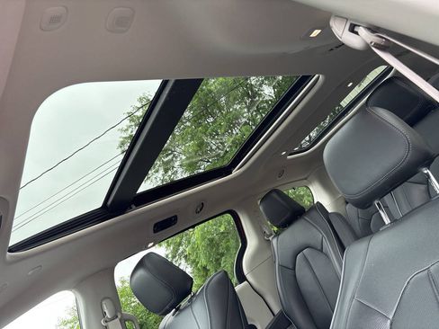 Used 2020 Chrysler Pacifica Limited w/ Advanced Safetytec Group FWD image 25