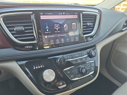 Used 2020 Chrysler Pacifica Limited image 23