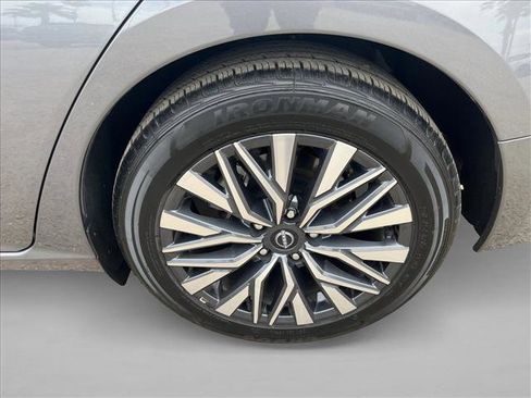 Used 2025 Nissan Altima 2.5 SV FWD image 25