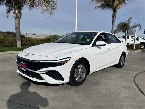 Used 2025 Hyundai Elantra SE image 1
