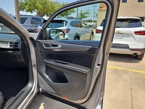 Used 2025 Volkswagen Atlas Cross Sport SE FWD image 33