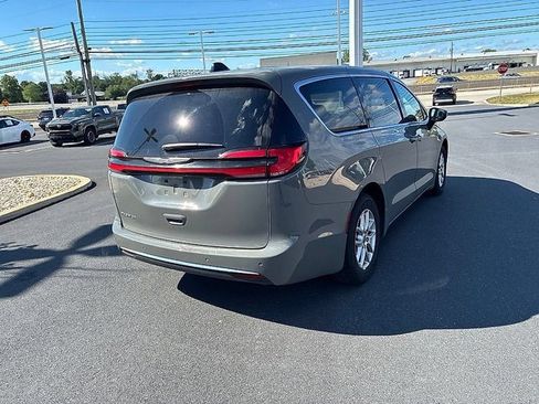 Used 2023 Chrysler Pacifica Touring-L FWD image 8