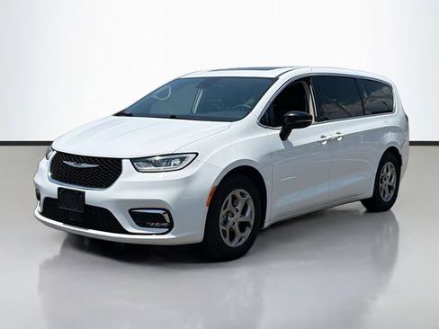 Used 2023 Chrysler Pacifica Touring-L FWD image 5