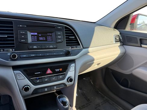 Used 2017 Hyundai Elantra SE image 12