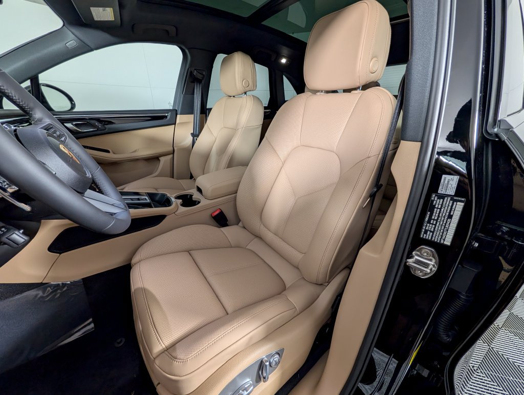 Certified 2026 Porsche Macan AWD/4WD image 5