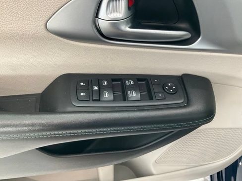 Used 2018 Chrysler Pacifica Touring Plus FWD image 5