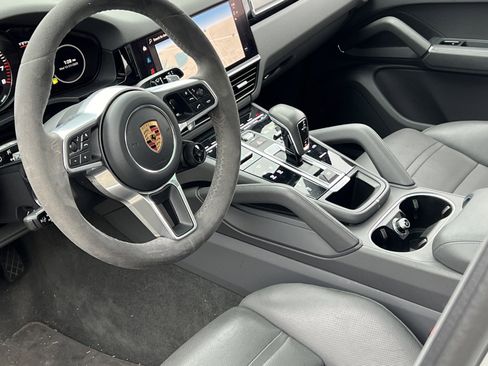 Certified 2022 Porsche Cayenne Platinum Edition image 4