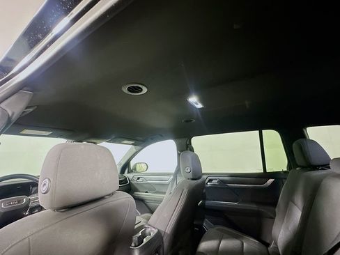 Used 2025 GMC Acadia Elevation image 13