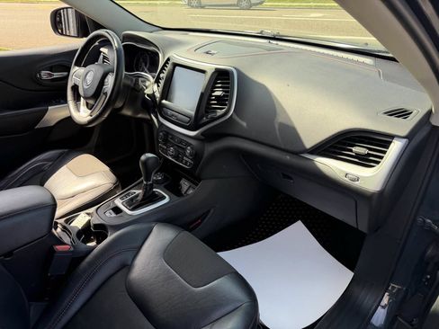 Used 2018 Jeep Cherokee Trailhawk w/ Comfort/Convenience Group AWD/4WD image 19