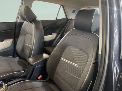 Used 2023 Hyundai Venue Limited image 14