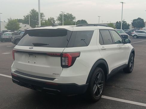 Used 2025 Ford Explorer ST-Line w/ ST-Line Street Pack AWD/4WD image 5