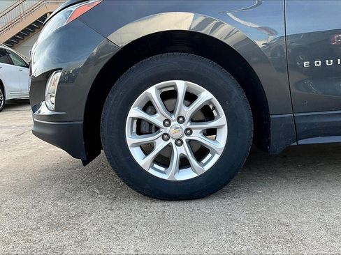 Used 2018 Chevrolet Equinox LT image 2
