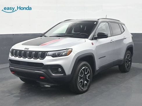 Used 2025 Jeep Compass Trailhawk AWD/4WD image 3