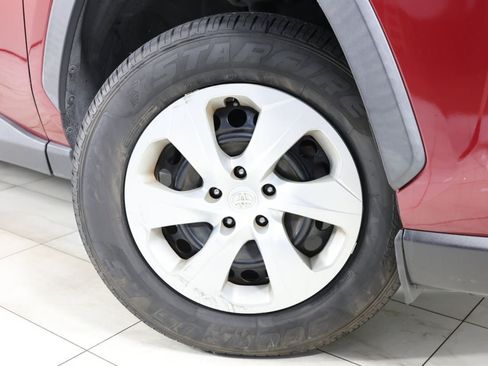 Used 2021 Toyota RAV4 LE FWD image 11