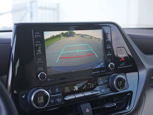 Used 2020 Toyota Highlander XLE FWD image 22
