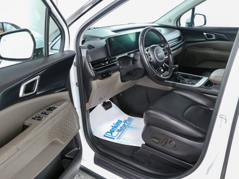 Used 2025 Kia Carnival FWD image 3