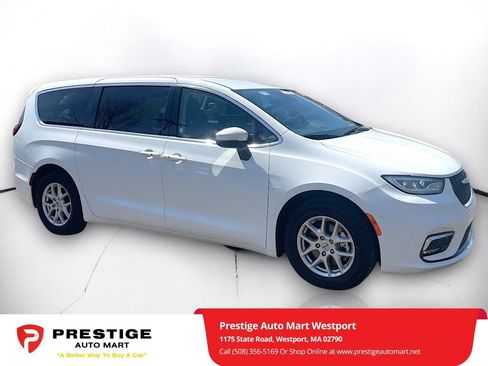Used 2023 Chrysler Pacifica Touring-L FWD image 1