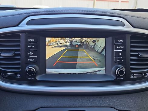 Used 2019 Kia Sorento LX image 16