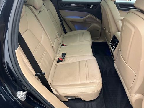 Used 2021 Porsche Cayenne image 31