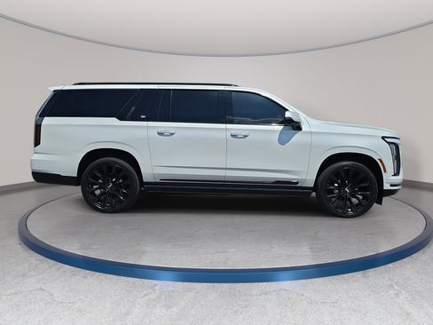Used 2025 Cadillac Escalade ESV Sport Platinum w/ LPO, ONYX Package AWD/4WD image 4