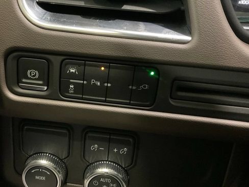 Used 2021 GMC Yukon XL SLT w/ SLT Premium Package RWD image 8