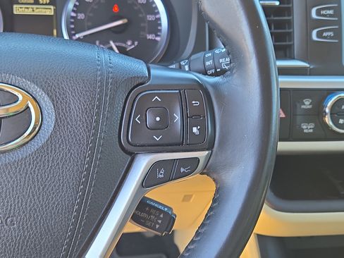Used 2019 Toyota Highlander XLE image 28