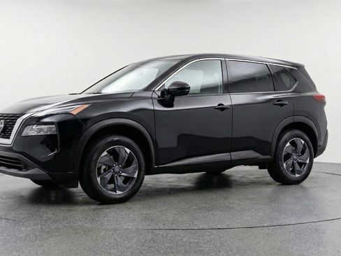 Used 2025 Nissan Rogue SV image 3