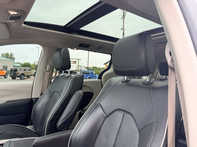 Used 2022 Chrysler Pacifica Limited w/ Uconnect Theater Family Group AWD/4WD image 28