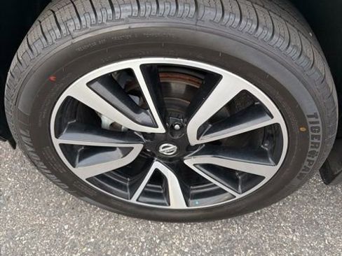 Used 2018 Nissan Rogue SL w/ Premium Package image 6