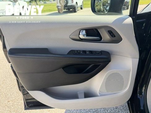 Used 2023 Chrysler Pacifica Touring-L FWD image 10