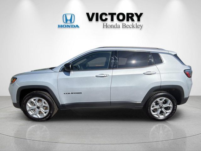 Used 2025 Jeep Compass Latitude AWD/4WD image 2