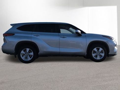 Certified 2023 Toyota Highlander LE image 4
