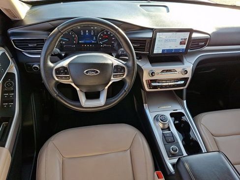 Used 2022 Ford Explorer XLT w/ Equipment Group 202A image 2