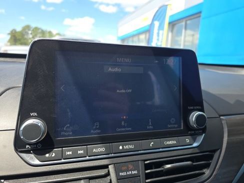 Used 2025 Nissan Altima 2.5 SV FWD image 16