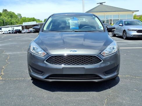 Used 2018 Ford Focus SE w/ Cold Weather Package FWD image 3