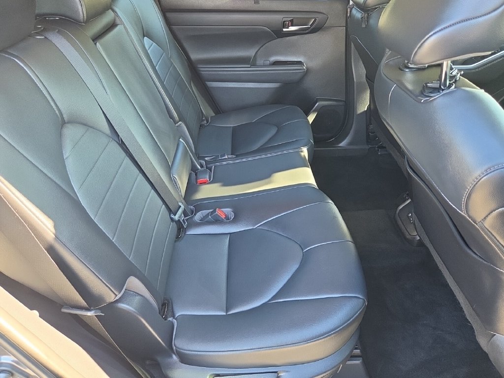 Used 2021 Toyota Highlander XLE AWD/4WD image 17