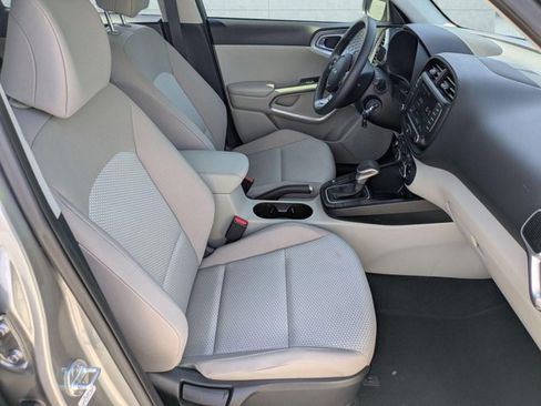 Used 2022 Kia Soul LX FWD image 18