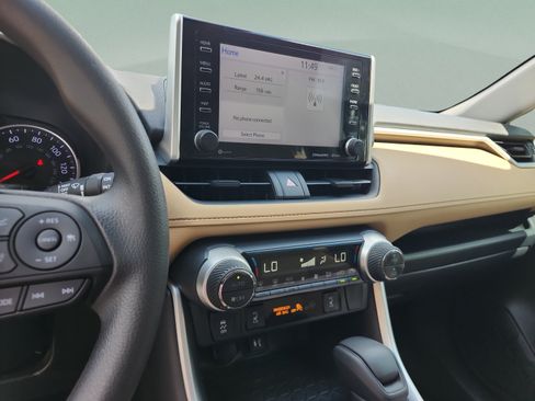 Used 2019 Toyota RAV4 XLE w/ Convenience Package FWD image 12