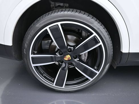 Certified 2023 Porsche Cayenne Platinum Edition AWD/4WD image 32