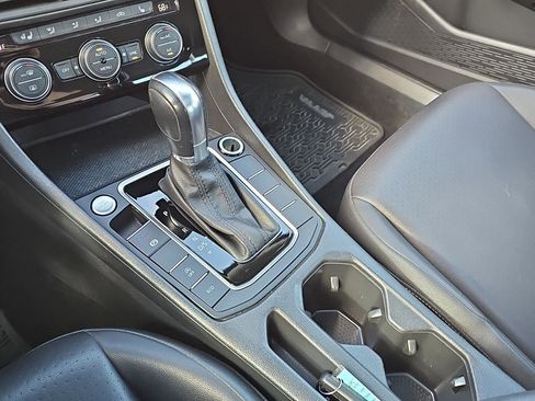 Used 2019 Volkswagen Jetta SE w/ Cold Weather Package image 11