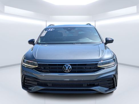 Used 2022 Volkswagen Tiguan SE R-Line FWD image 8