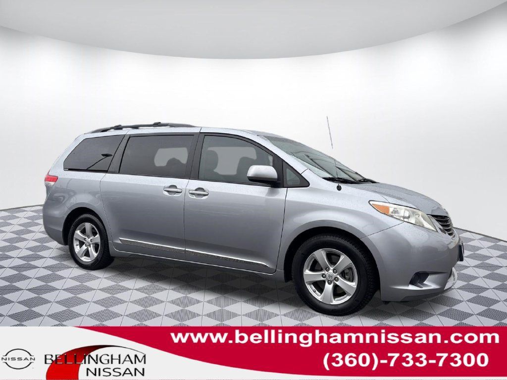 Used 2013 Toyota Sienna LE w/ Towing Pkg FWD image 1