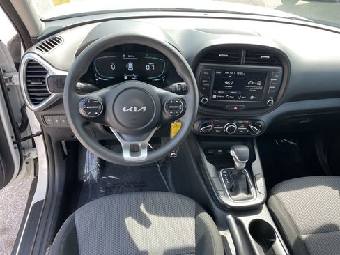 Used 2025 Kia Soul LX w/ LX Technology Package image 24