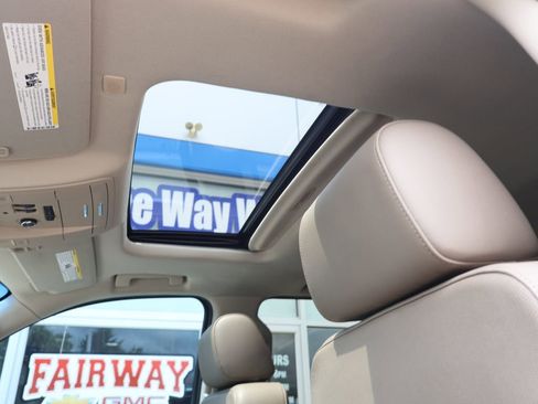 Used 2018 Chevrolet Suburban Premier AWD/4WD image 25