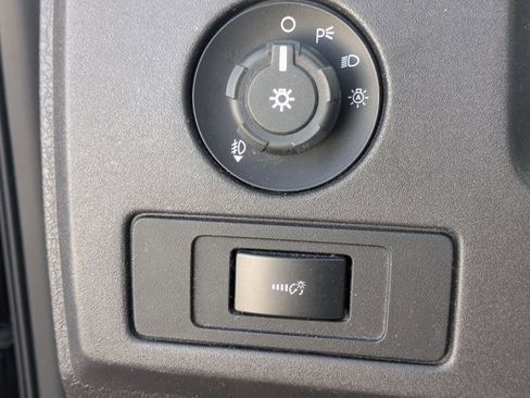 Used 2012 Ford F150 XLT w/ XLT Chrome Pkg image 12