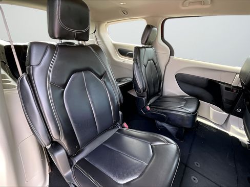 Certified 2023 Chrysler Pacifica Touring-L FWD image 22