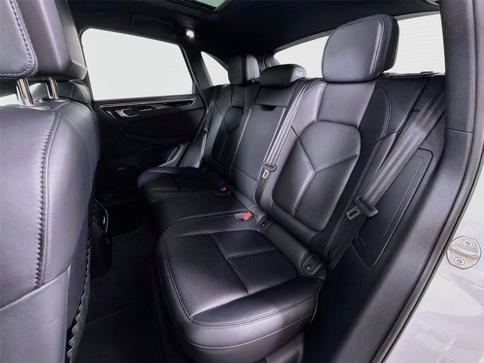 Certified 2022 Porsche Macan AWD/4WD image 26