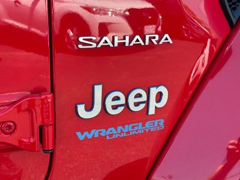 Used 2021 Jeep Wrangler Unlimited Sahara w/ Cold Weather Group AWD/4WD image 15